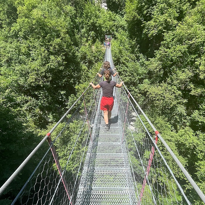 wandern-lessinia-tibetische-bruecke-wege-natur